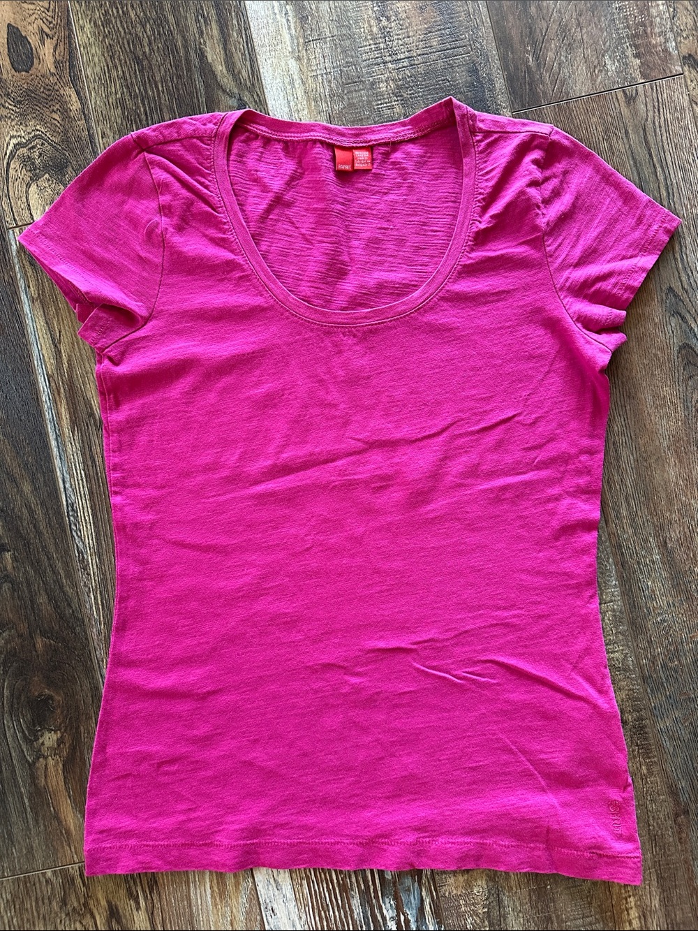Women’s Scoop Neck Short Sleeve Top in Bright Pink